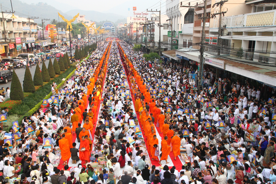 The Morning Alms Round to 10,000 Monks from Three Countries at the Northernmost of Thailand